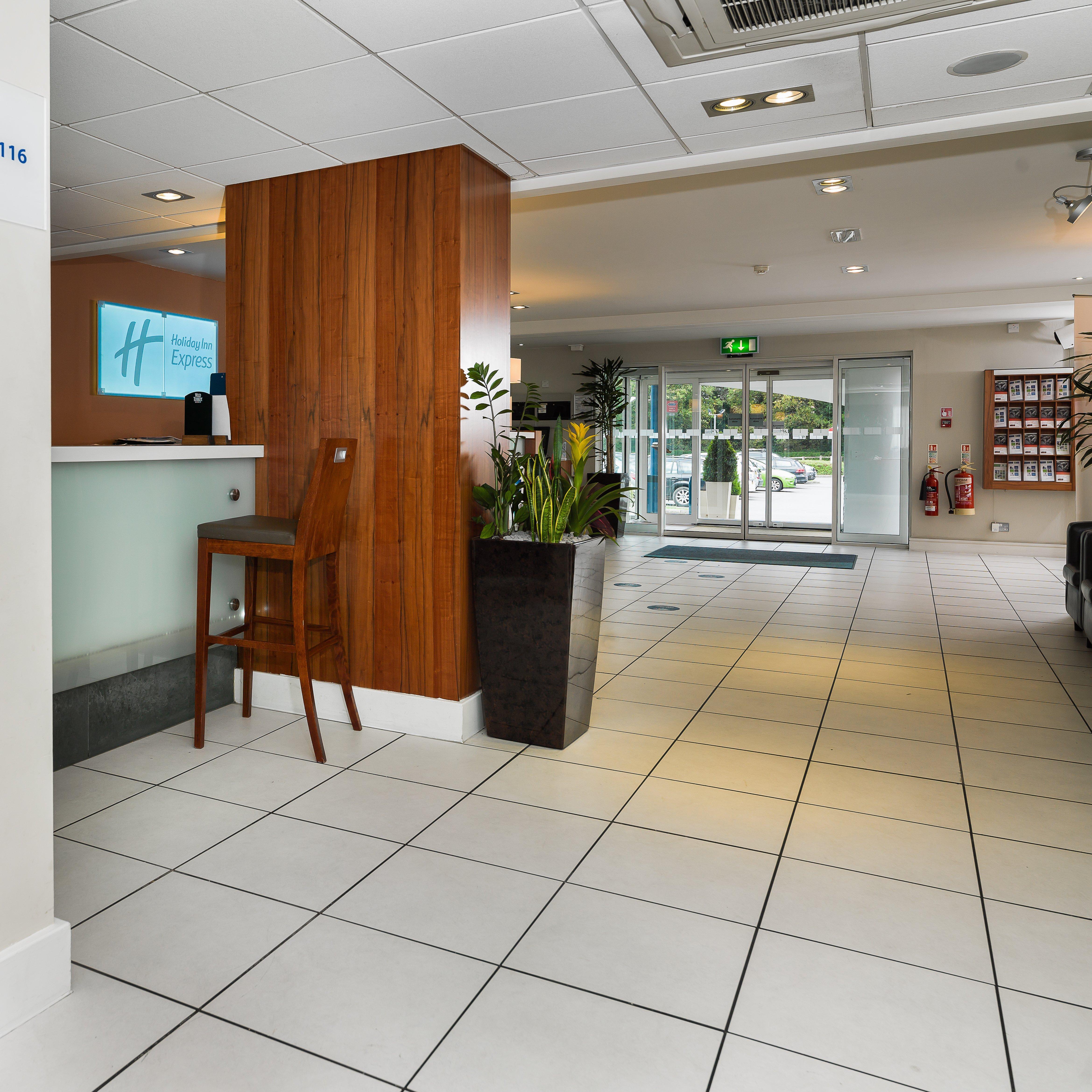 Holiday Inn Express London Gatwick Crawley, An Ihg Hotel Kültér fotó
