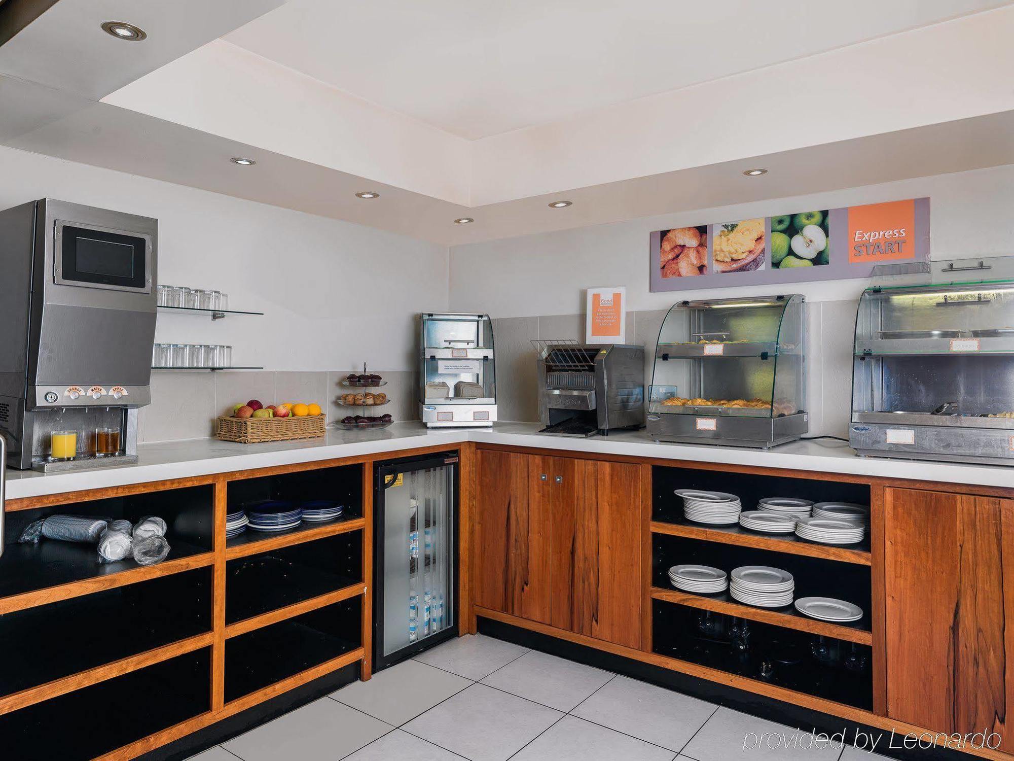 Holiday Inn Express London Gatwick Crawley, An Ihg Hotel Kültér fotó
