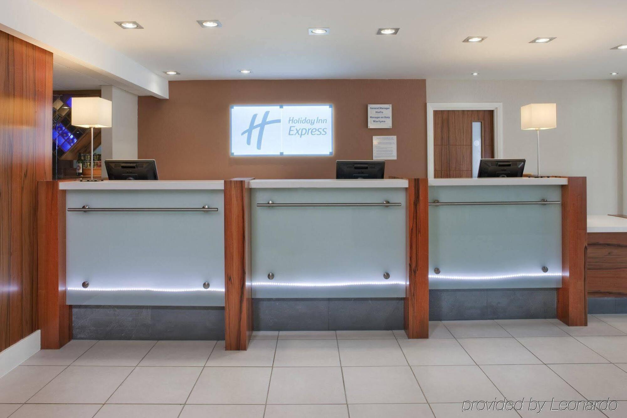 Holiday Inn Express London Gatwick Crawley, An Ihg Hotel Kültér fotó